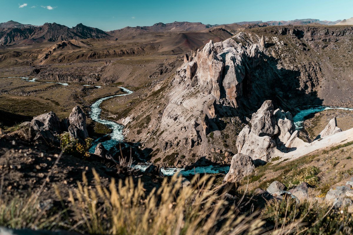 Valle de los Cóndores, camino a Laguna del Maule: paisaje cordillerano regional.